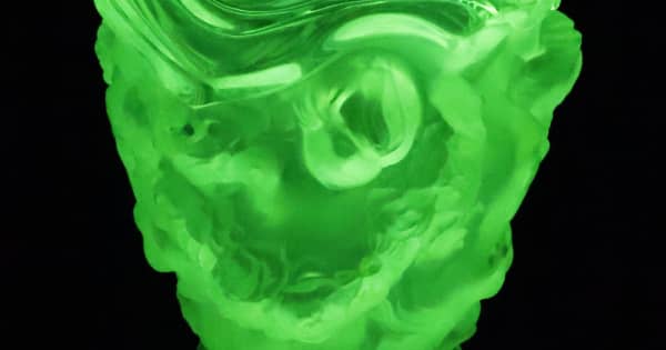 緑の蛍光色に輝くウランガラス100点以上 富山、半世紀収集分を展示