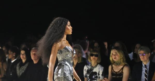 Naomi Campbell Pays Homage To Sarah Burton After Closing Her Final Show For Alexander  McQueen: “I Salute You…”