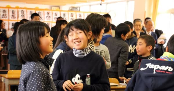 メクル第253号 授業サンカン 南島原市立口之津小 笑顔で英会話を楽しもう 長崎新聞 メクル第253号 授業サンカン 南島原市立口之津小 笑顔で英会話を楽しもう 長崎新聞