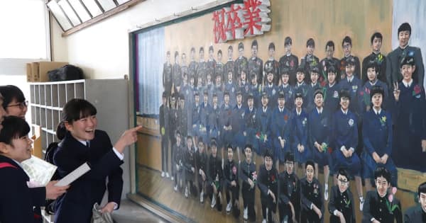 美術教諭が黒板に描く60人の似顔絵 卒業生へのはなむけに 長崎新聞