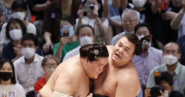 照ノ富士 連敗免れ初白星 かど番の御嶽海 正代は黒星 共同通信 照ノ富士 連敗免れ初白星 かど番の御嶽海 正代は黒星 共同通信