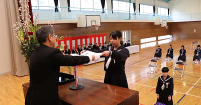 長崎県内の公立中で卒業式 閉校の新上五島・奈良尾中 卒業生5人巣立ち ｜ 長崎新聞