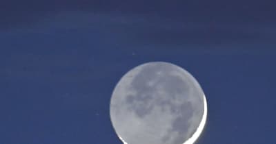 夜空の共演　三日月と金星　雲の切れ間でランデブー