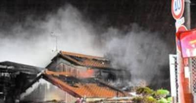 2世帯3棟を焼く火災、1人の遺体発見　兵庫・稲美町