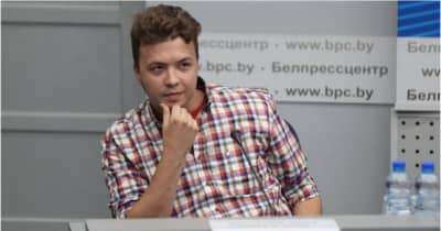 ベラルーシ、強制着陸で拘束のジャーナリストを記者会見に出席させる
