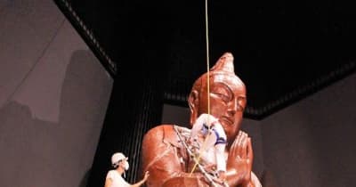 巨大な沖縄の平和祈念像　はしごで登って磨く　慰霊の日を前に「浄め」