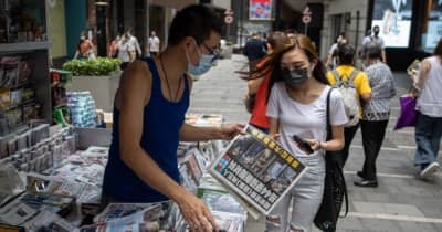 香港市民、「アップルデイリー」を「爆買い」　編集幹部の逮捕受け大増刷