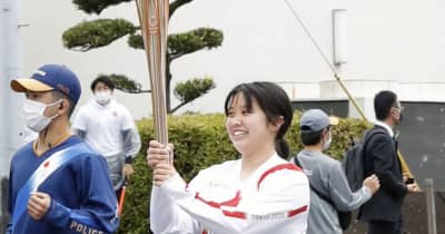 祖父に続く聖火ランナー 鹿児島のリレー2日目 共同通信