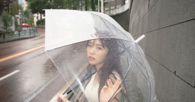 渡辺みり愛、雨の中で傘越しに思い出の地・乃木坂での撮影カット公開