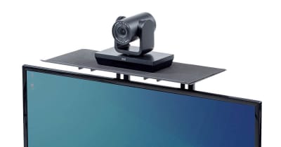 液晶ディスプレイ背面のVESAネジ穴に固定する金属製Webカメラ台