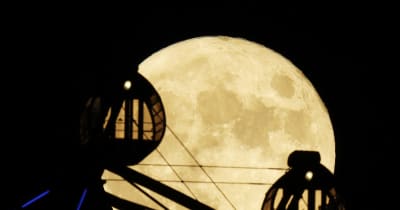 中秋の名月、「幻想的」と歓声　8年ぶり満月、雲間から ｜ 共同通信