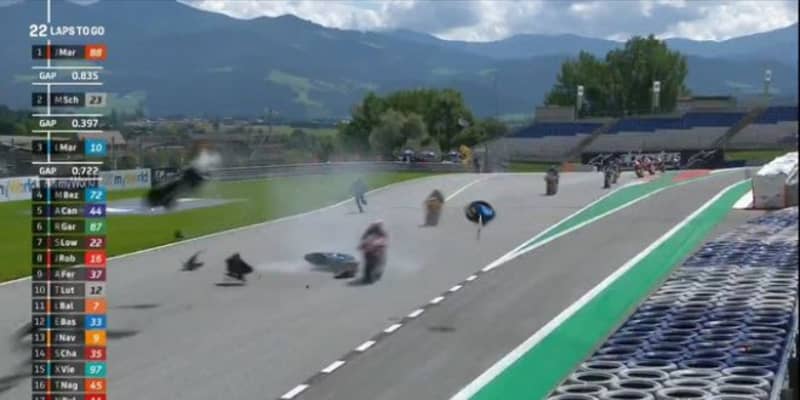 Moto2決勝で複数のライダーが巻き込まれる大クラッシュ。赤旗中断へ／MotoGP第5戦オーストリアGP