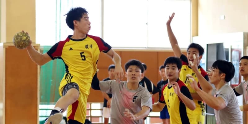 瓊浦高ハンド部 区切りの日 Ob含む福岡大と熱戦 中井主将 3年間いい経験 長崎新聞