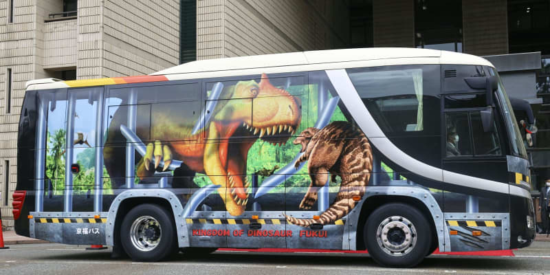「恐竜バス」で博物館へ直行　福井、迫力のラッピング