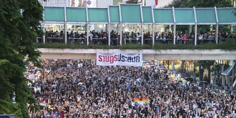 タイ、首相辞任拒否で再びデモ　学生主導、商業地区に1万人近く