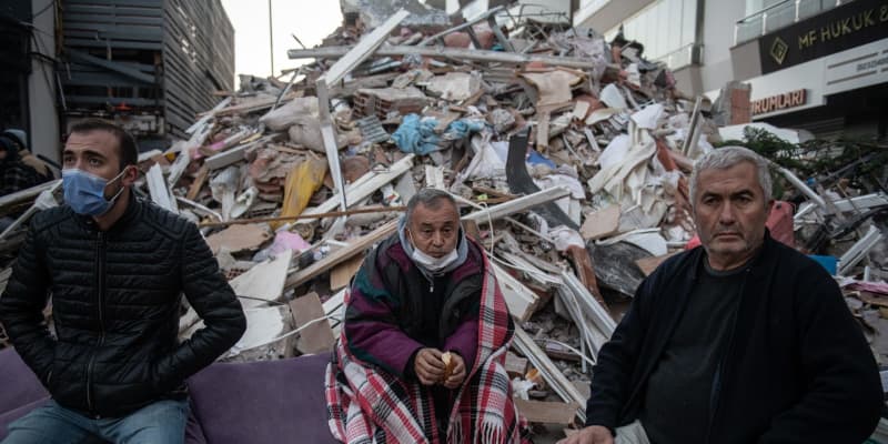 トルコ沖地震、死者71人に　M4の余震続く