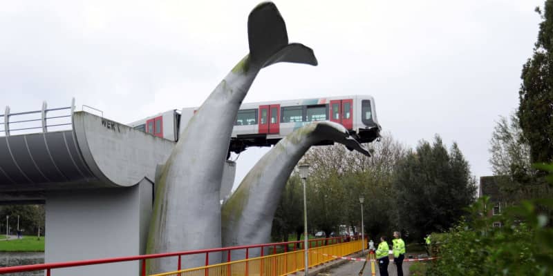巨大なクジラ像、地下鉄救う　オランダ、運河に落下寸前
