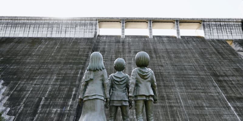 「進撃の巨人」像が完成　大分、ダムを壁に見立て