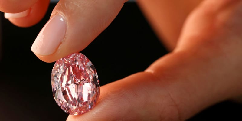 希少色ダイヤ、28億円で落札　パープルピンクで過去最高額