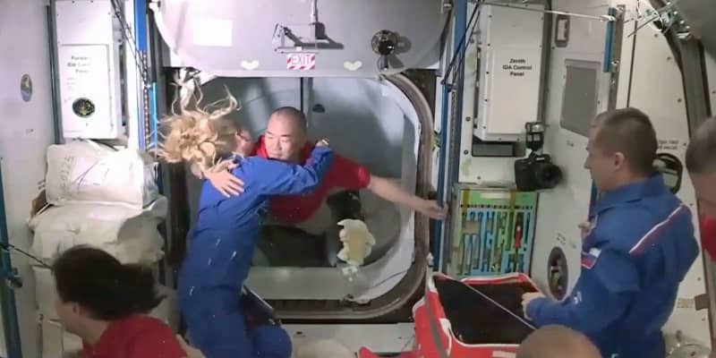 野口聡一さん宇宙基地で滞在開始　「感無量」、出迎えに笑顔で抱擁