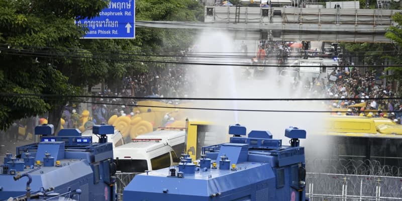 タイで憲法改正に向け審議始まる　王室改革求めるデモ隊に放水