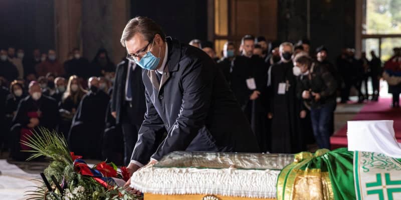 感染の総主教葬儀に数千人　セルビア、マスクない人も