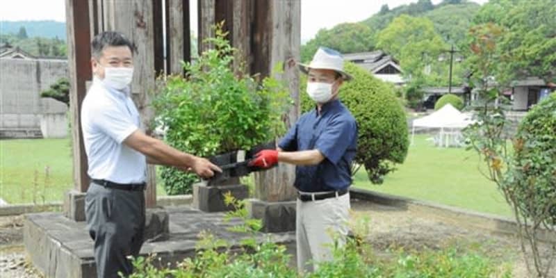 石野公園 花いっぱいに 錦町の生花 菓子店 まごころ込め寄贈 熊本日日新聞 石野公園 花いっぱいに 錦町の生花 菓子店 まごころ込め寄贈 熊本日日新聞