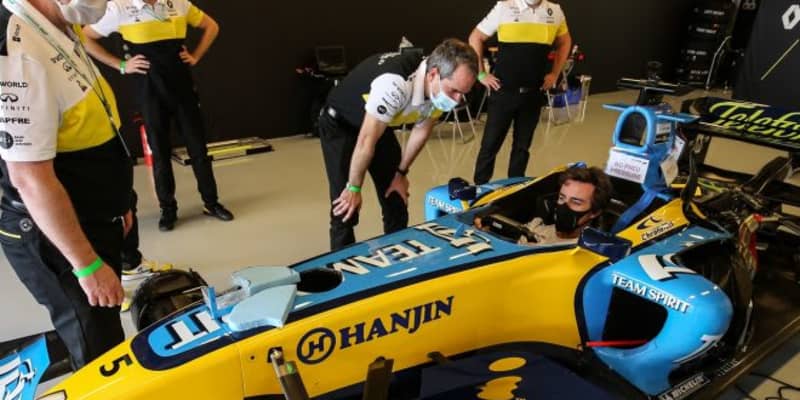 “ルノーF1チーム”最後のグランプリで、アロンソがチャンピオンマシンR25のデモラン