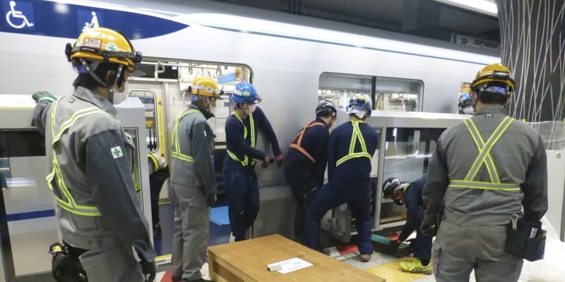 地下鉄のホームドア設置急ピッチ　東京メトロ、作業公開