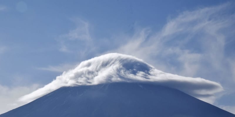 富士山頂、すっぽり大きな笠雲　真っ白な帽子かぶる