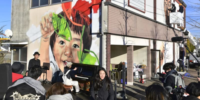 避難者ら壁画前で旧交温め、福島　JR双葉駅前に新作