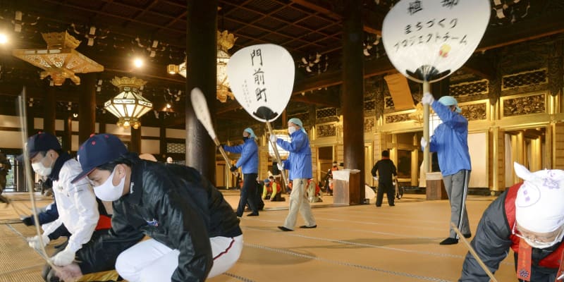 コロナ禍の1年「すす払い」　京都・東西本願寺、新春へ準備