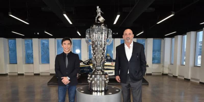 佐藤琢磨 インディ500ウイナーに与えられるボルグ ワーナー トロフィーの除幕式に出席