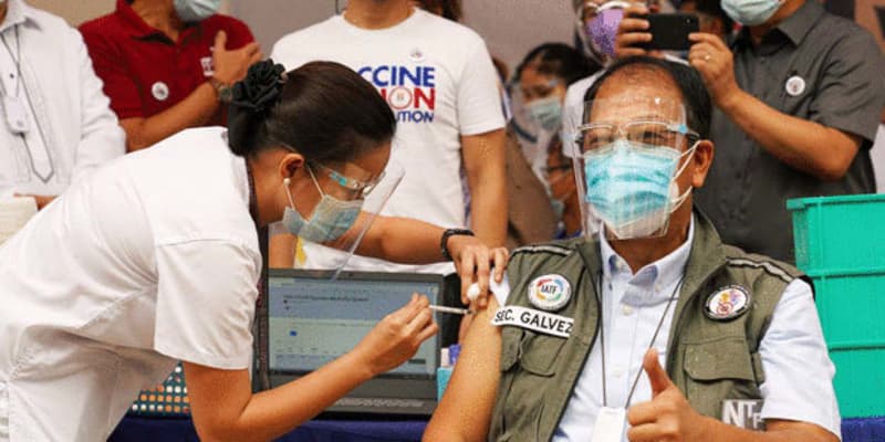 【フィリピン】コロナのワクチン接種開始［社会］　医療従事者ら、年内5000万人目標