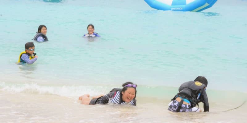 沖縄、リゾートホテルのビーチで海開き「寒さも消えた」