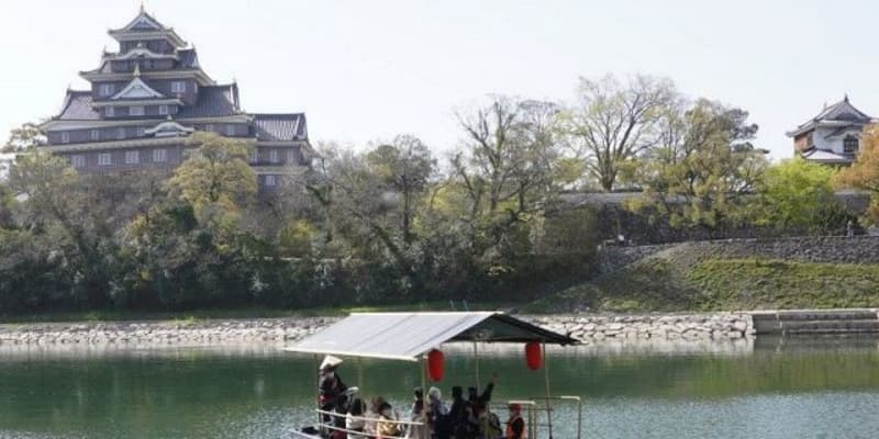 船から見上げる岡山城と桜満喫　旭川遊覧クルーズ始まる
