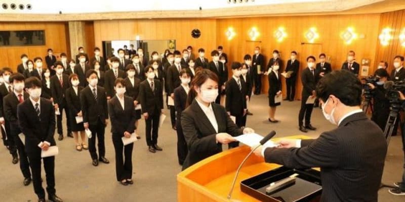 岡山県の新採用職員に辞令交付　180人、行政担う志を新たに