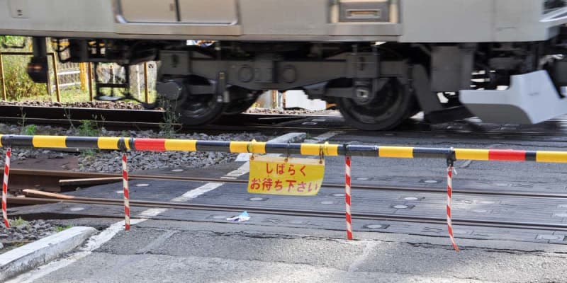小田急江ノ島線踏切で女性はねられ死亡　5500人に影響