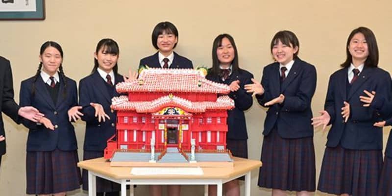 滋賀の中高生が首里城模型　近江兄弟社中・高　復興願い1年半かけ制作