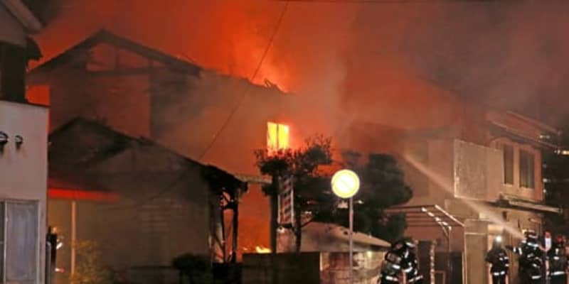 福山で民家全焼、隣接住民「煙の中逃げた」