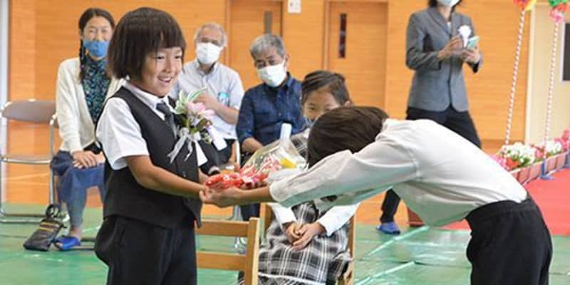 ようこそ！2年ぶりの1年生　みんなが見守る中、たった一人の入学式　沖縄・高江小学校