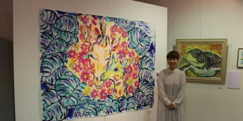 指で「沖縄」描く　ユカコさん個展　沖縄市・プラザハウス