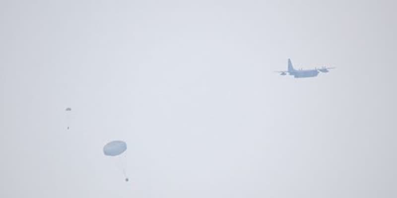 低空飛行も確認米軍が津堅島水域でパラシュート降下訓練　今年6回目