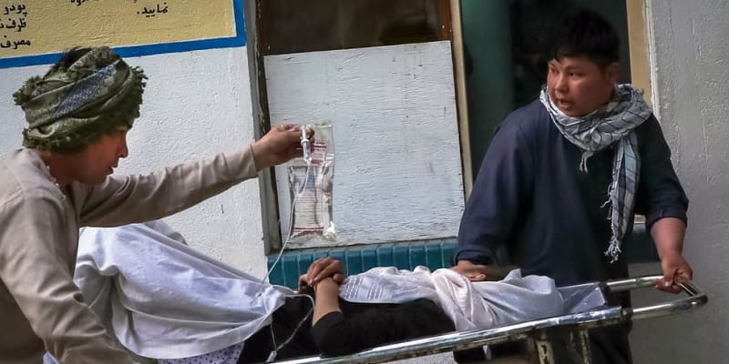 アフガニスタン首都の学校近くで爆発　数十人死傷