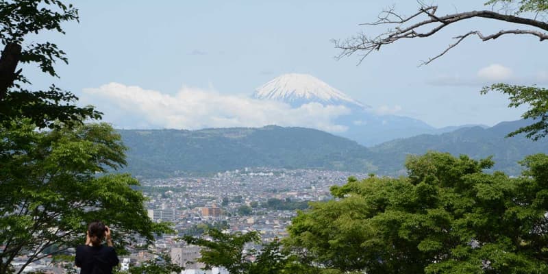 新緑、富士と競演　神奈川・秦野の弘法山公園