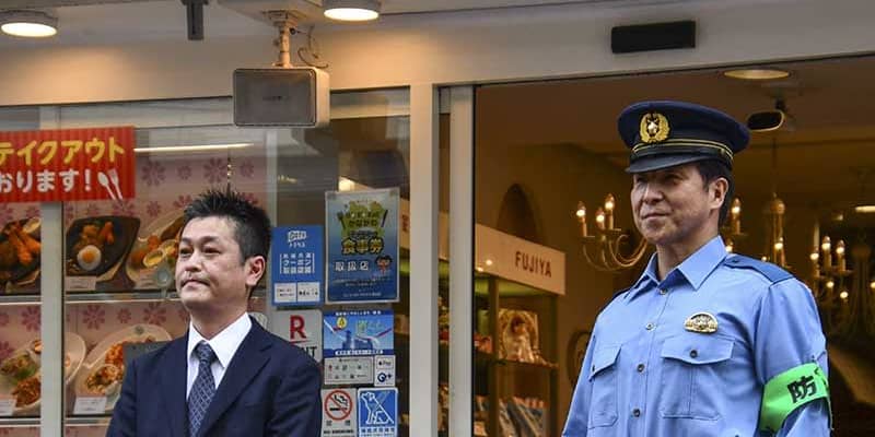 ペコちゃん、プラカードで「詐欺に注意」　神奈川県警、不二家と連携