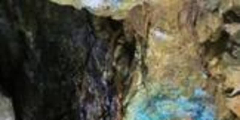 きらきらと青く輝く岩肌　国史跡・多田銀銅山に残る江戸前期の坑道