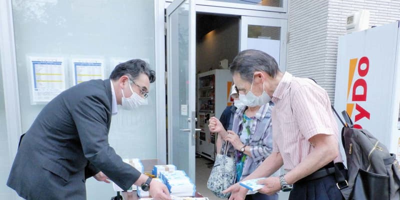 海老名署、ワクチン接種会場で高齢者に「詐欺注意」チラシ　神奈川