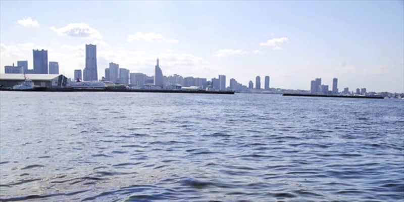 横浜港の海面に油　ケミカルタンカーから重油流出