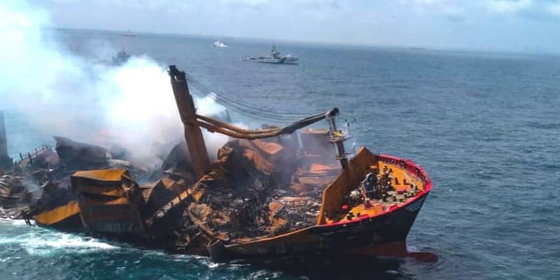 スリランカ沖でコンテナ船、火災後に沈み出す　燃料流出の懸念